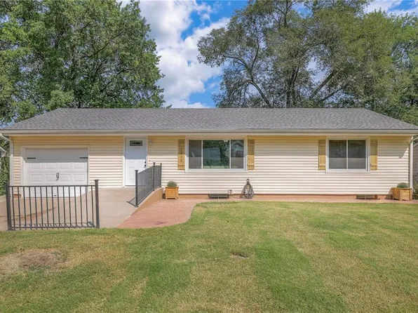 1612 Lee Ln, Pleasant Hill, MO 64080