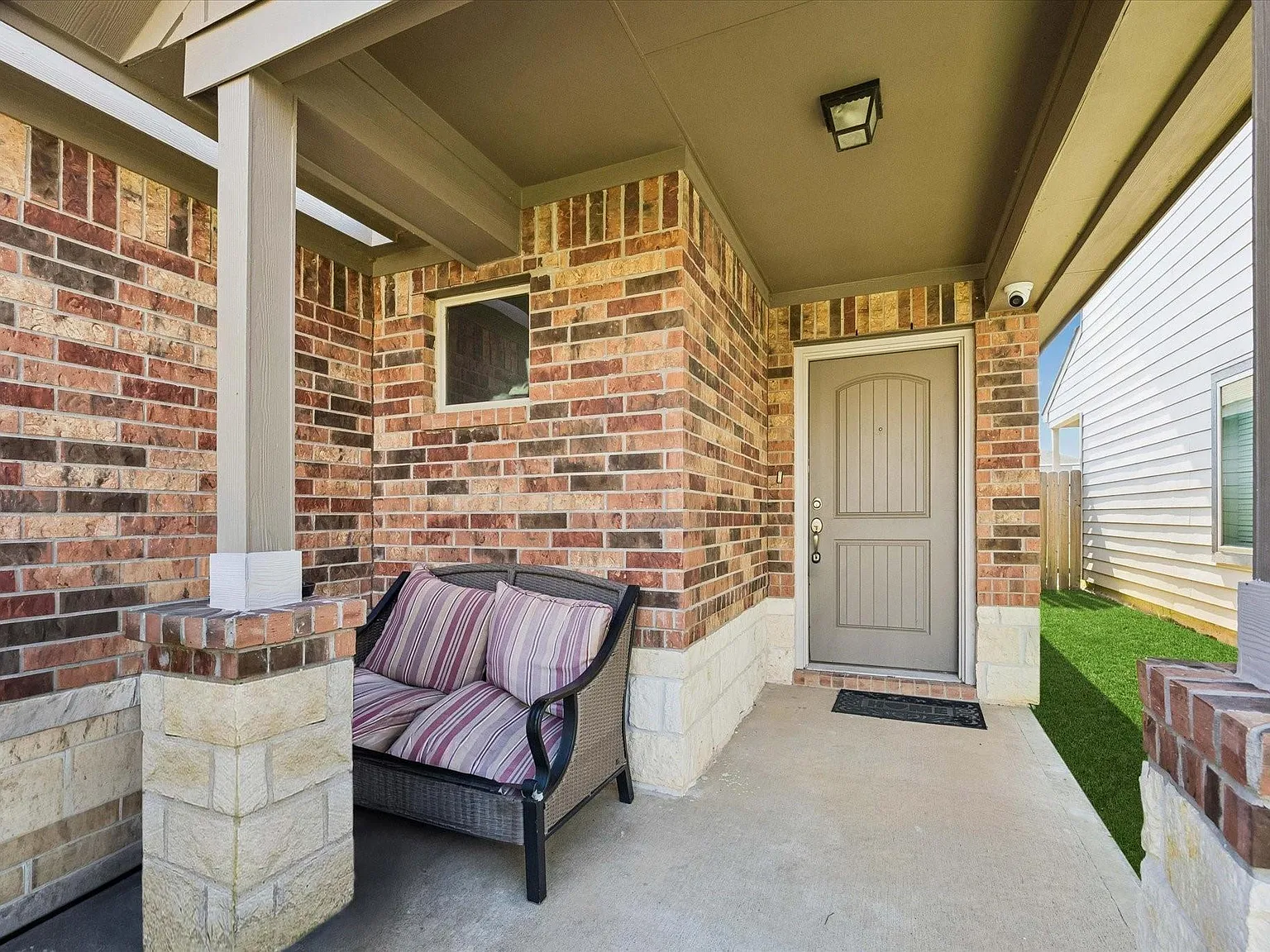 3 bed, 2.0 bath, 1381 sqft, $2,500 — Photo 2