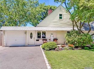 29 Miller Pl, Levittown, NY 11756