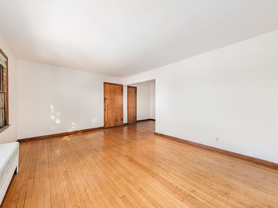 Entryway/Living room