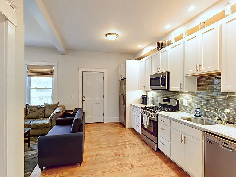 68-70 Moseley St #4 — Photo 2