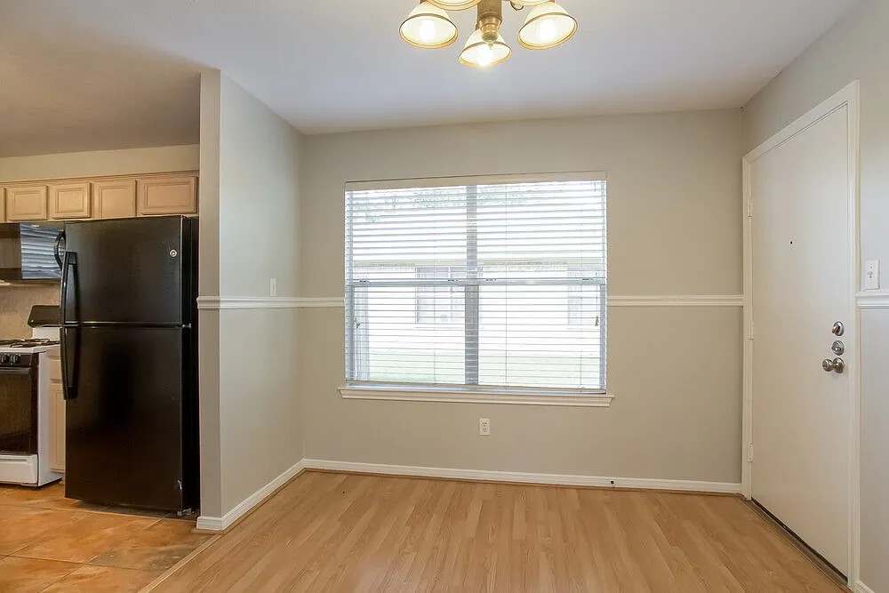 4 bed, 2.5 bath, 1960 sqft, $1,965 — Photo 4