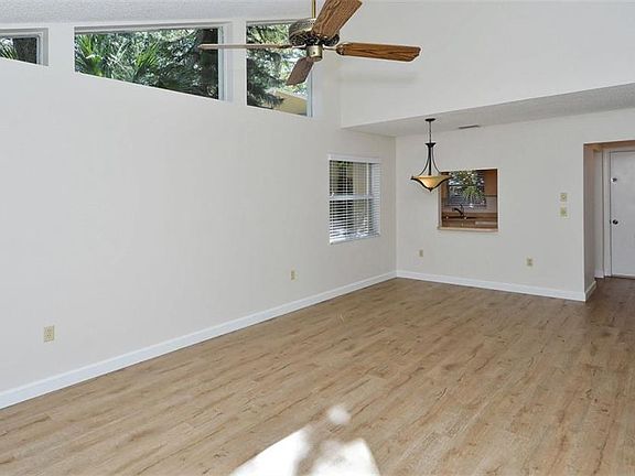 4th image of 4810 Village Gardens Dr