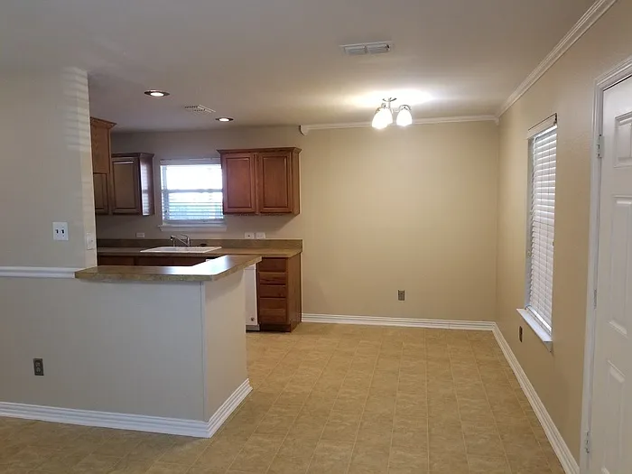 709 Pride Ct — Photo 3