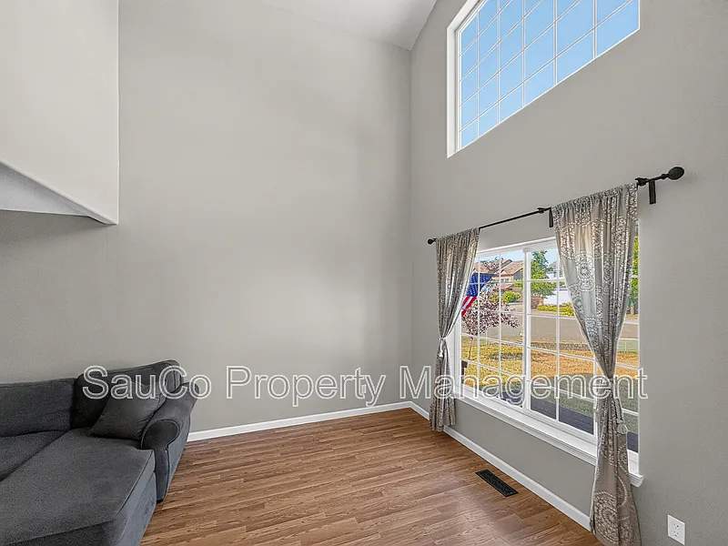 4 bed, 3.0 bath, 2348 sqft, $2,800 — Photo 2