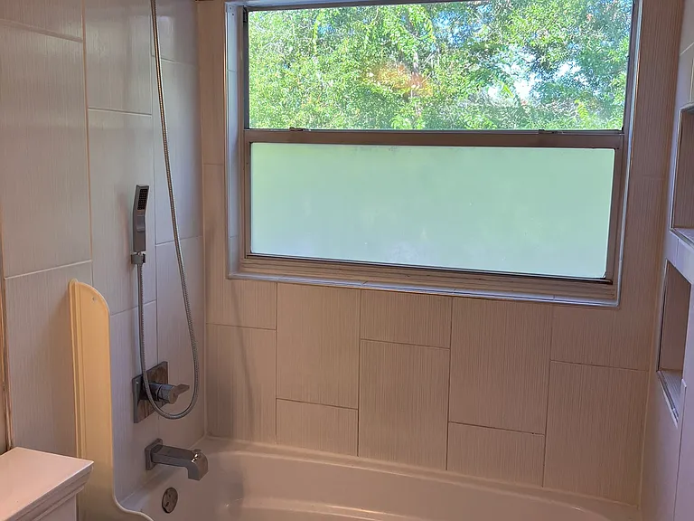 Upstairs Full Bathroom