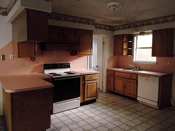 LARGE KITCHEN AREA