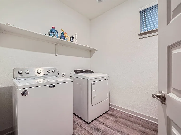 10601 Seguin St — Photo 18