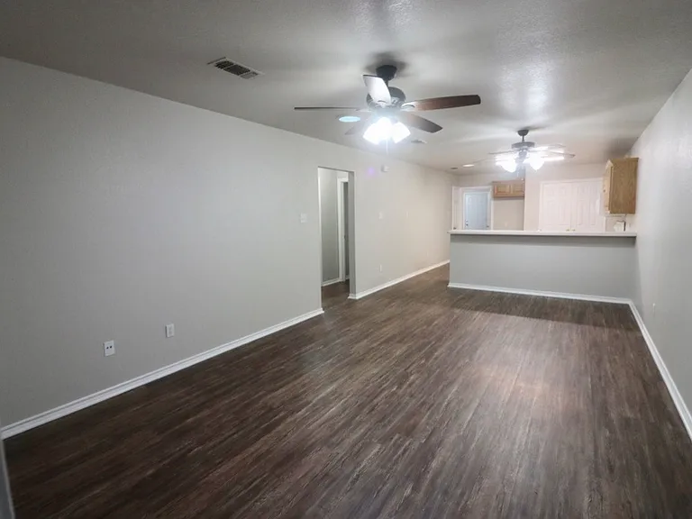 1124 W Spring St — Photo 2