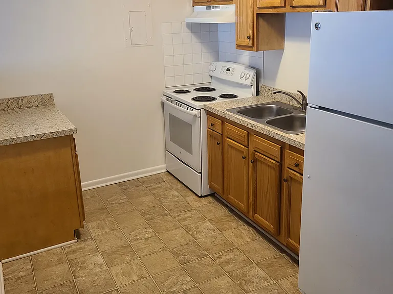 604 Colonial Ct #15 — Photo 5
