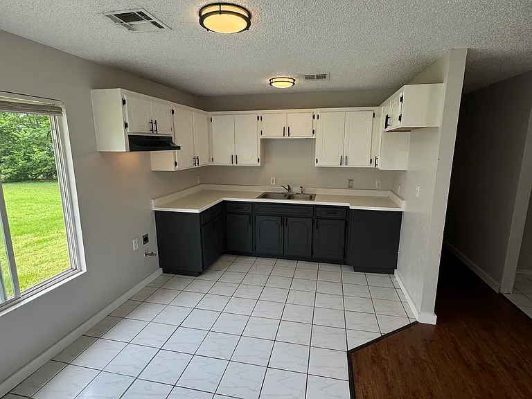 1054 Oak Ln #2 — Photo 2
