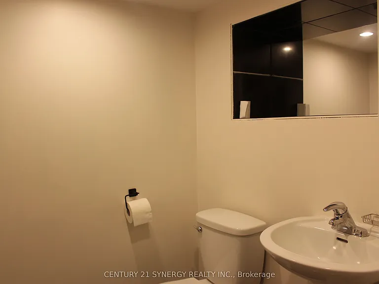 241 Wilfred Cres — Photo 16