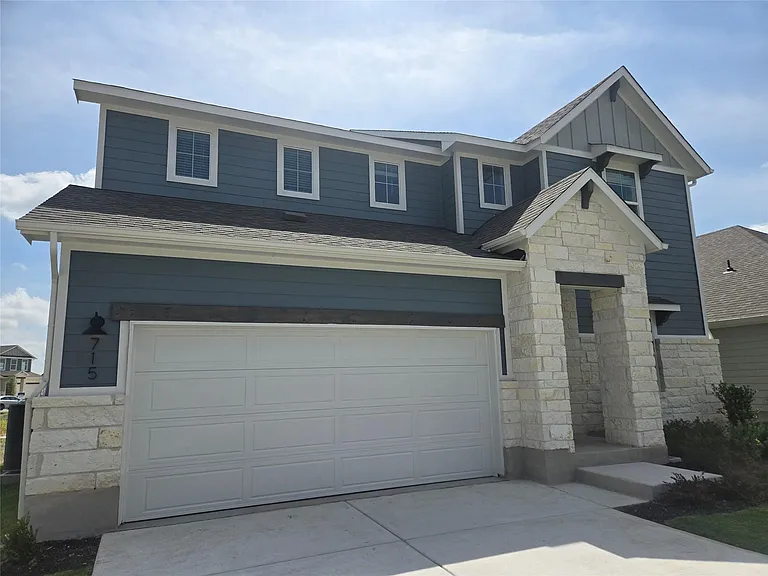 715 Universal Dr — Photo 2