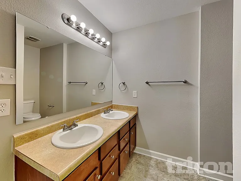 451 Presidents Ct — Photo 9