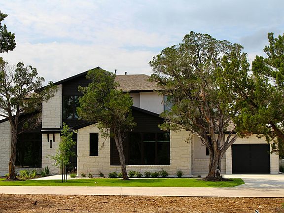 Lynmar II D exterior