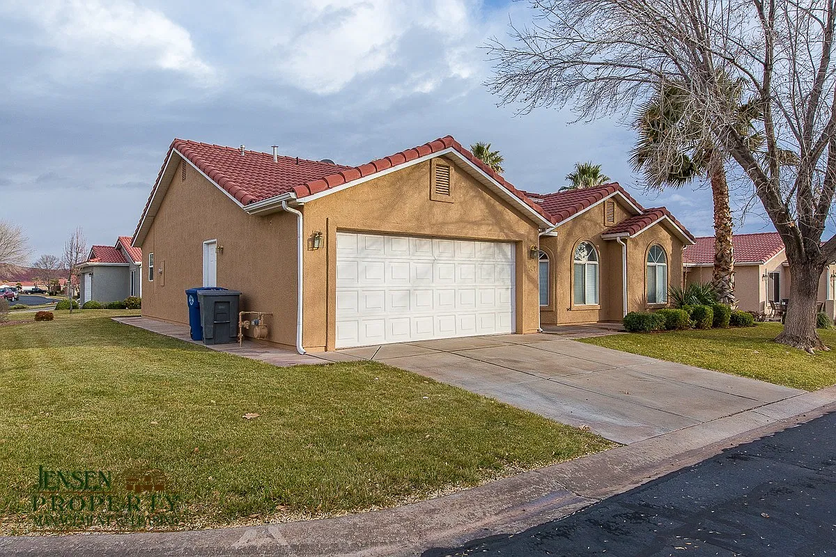 Home in Padre Lakes — Photo 2