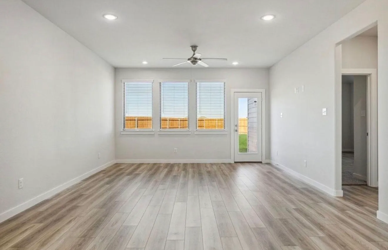 4 bed, 2536 sqft, $2,999 — Photo 3