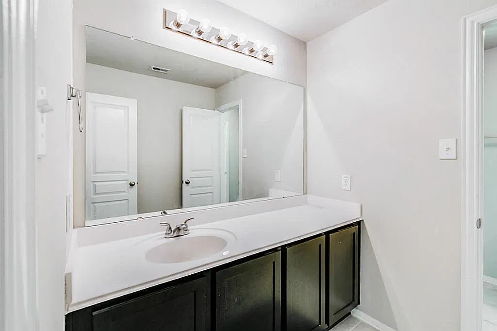 4 bed, 2.5 bath, 2628 sqft, $2,200 — Photo 3