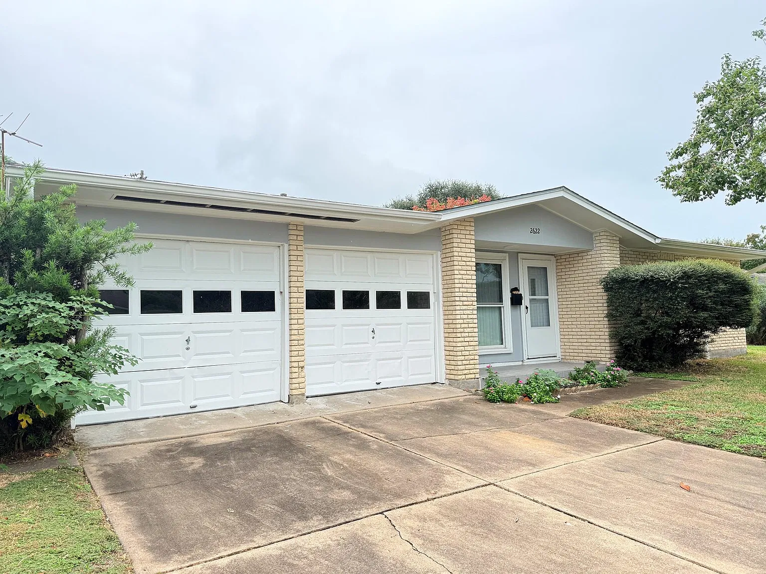 3 bed, 2.0 bath, 1564 sqft, $2,290 — Photo 2