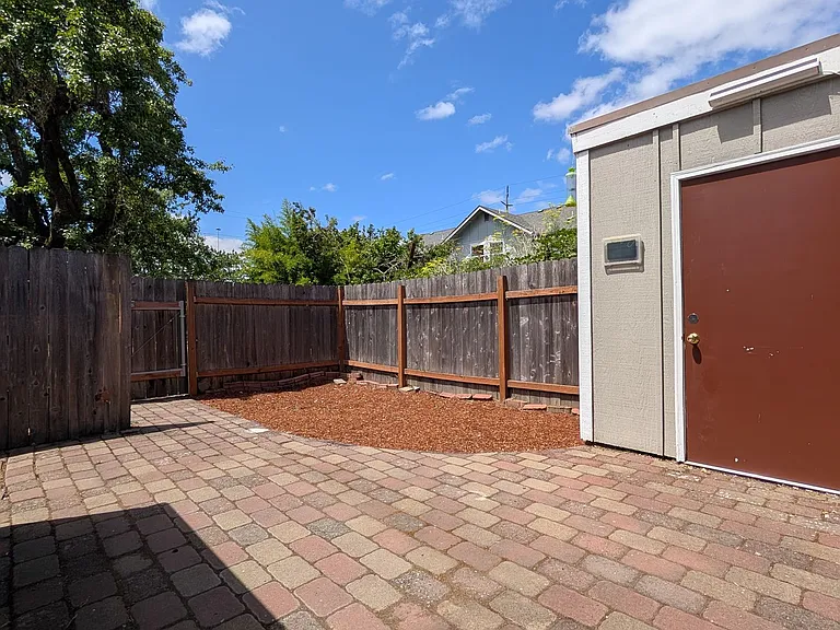 28 Lawrence St — Photo 20