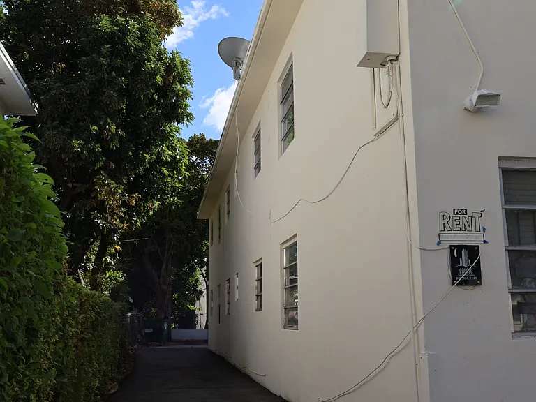 528 SW 6th St #6 — Photo 12