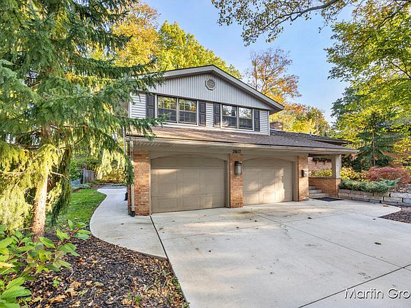 3rd image of 2607 Elmwood Dr SE