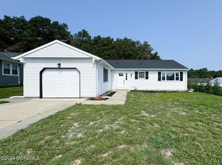 17 Redhook Bay Dr, Toms River, NJ 08757