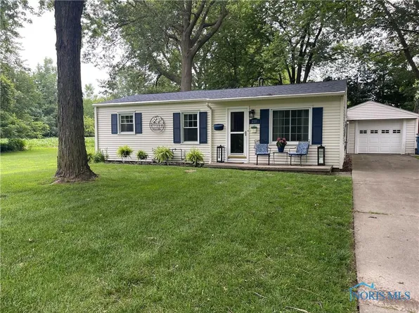 210 S 5th St, Waterville, OH 43566