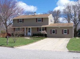 16 Meehan Ln, Coram, NY 11727