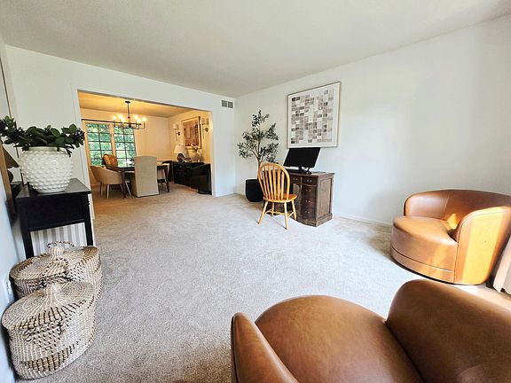 5th image of 815 23rd St SW