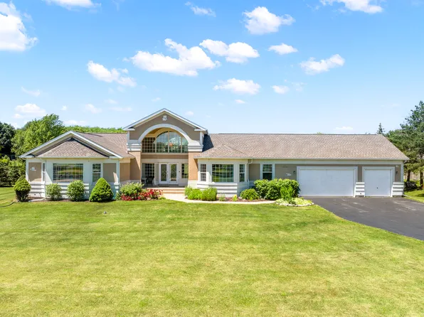 2216 Crystal Cir, Crystal Lake, IL 60012