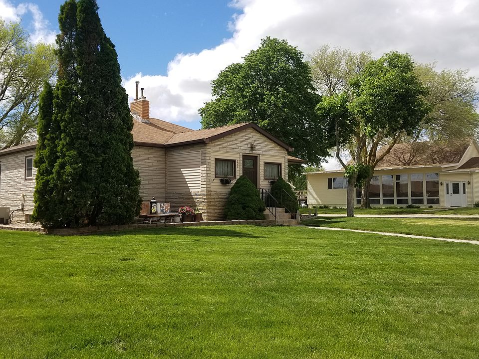 Nice large front yard!
