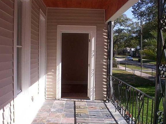 5th image of 313 W Amelia Ave
