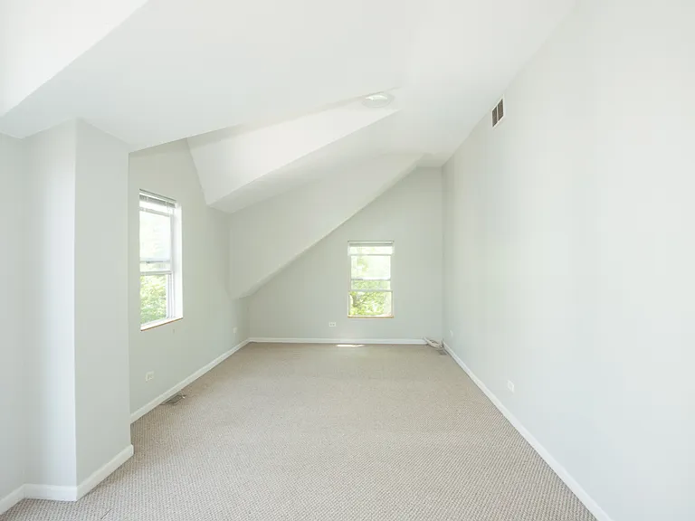 1901 W George St #COACH HOUSE — Photo 12