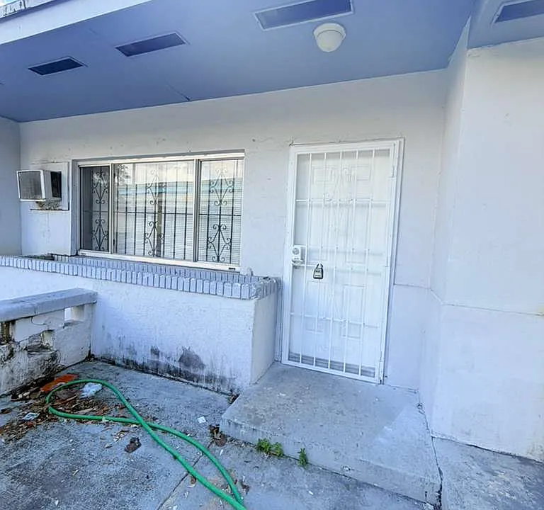 590 NW 46th St
