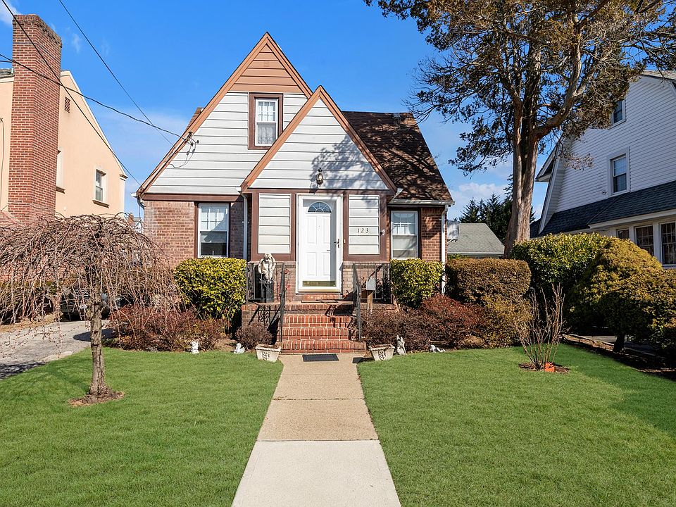1st image of 123 E Saint Marks Pl