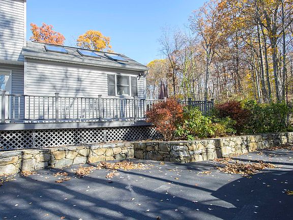 3rd image of 16 Rosemarie Ln