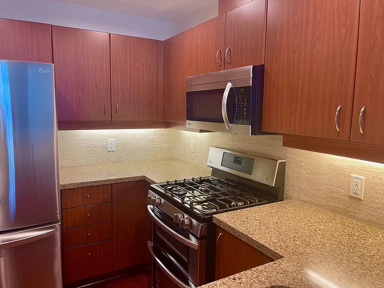 300 W Beech St #304 — Photo 3