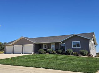 1233 Cambridge Ct, Cresco, IA 52136