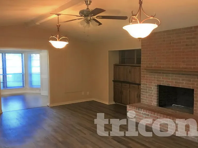 1301 Willow Way — Photo 2