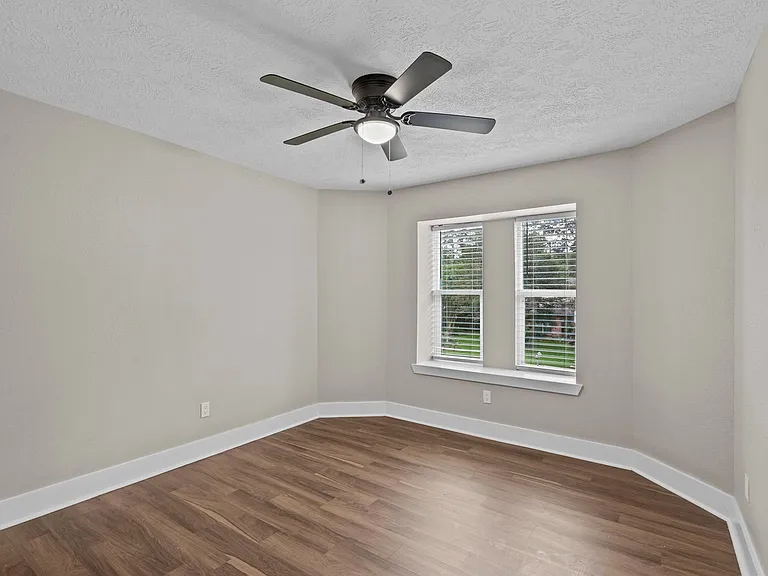 1107 Londonderry Ave — Photo 2