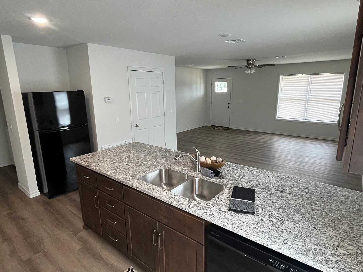 2406 Murphy Ave — Photo 4