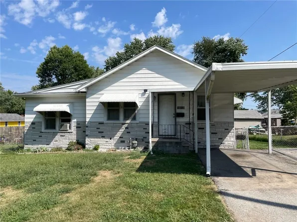 10556 E Lake Dr, Independence, MO 64053