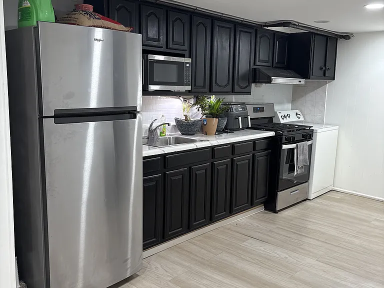 747 Crawford Ave #BASEMENT — Photo 4
