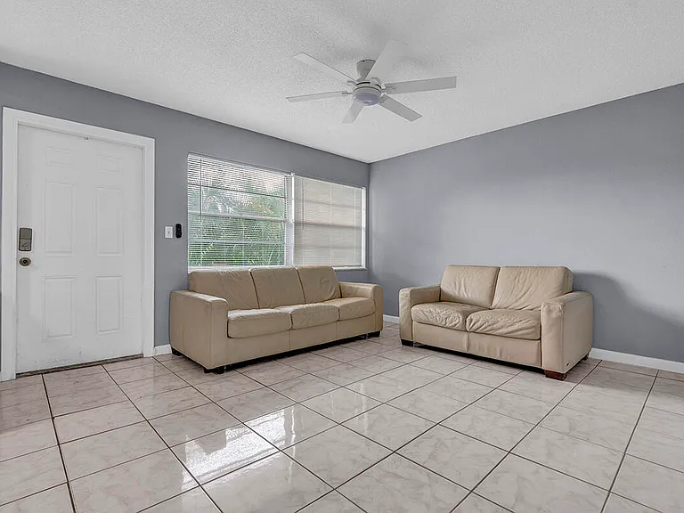 340 NW 19th St #308 — Photo 4