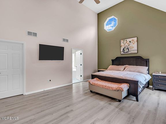 4th image of 1661 Lincoln Boulevard