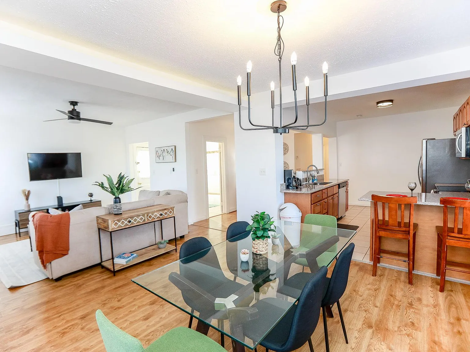 3 bed, 1300 sqft, $3,330 — Photo 3