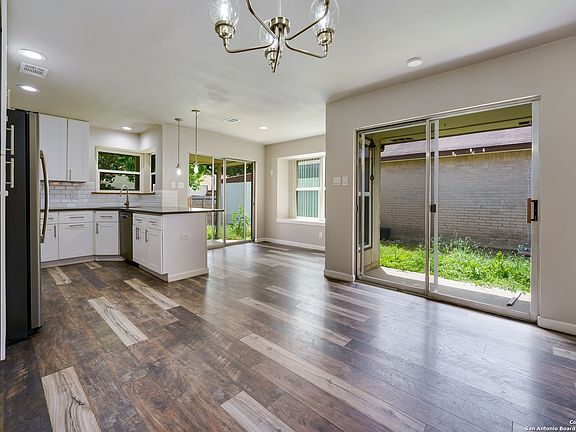 4th image of 709 Meadow Arbor Ln