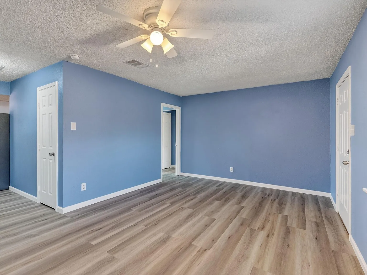 3 bed, 1.0 bath, 1050 sqft, $1,600 — Photo 3