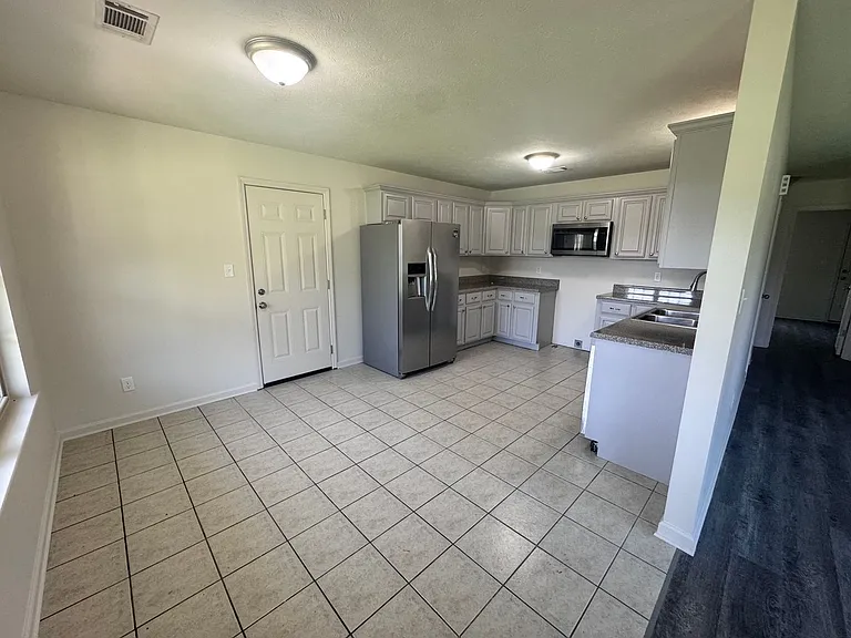 100 E Lauren Rd — Photo 3